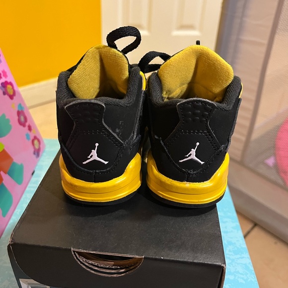 Jordan 4s thunder - Picture 2 of 4